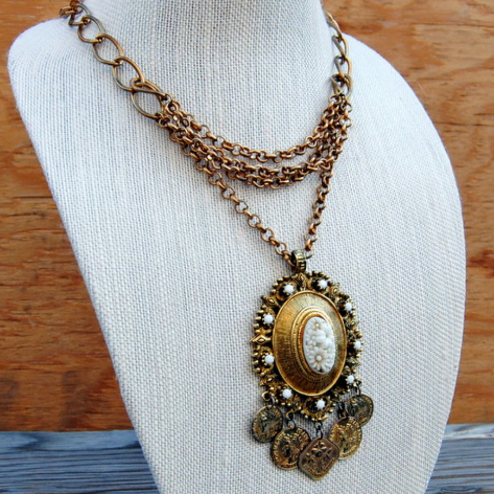 Vintage Gold Tone Pendant Baroque Necklace